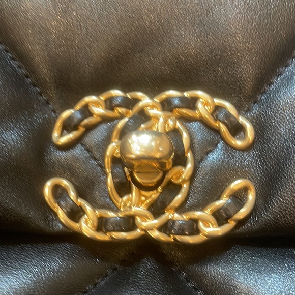 2021 Chanel 19 in Black. Very good condition - Picture 7 of 12